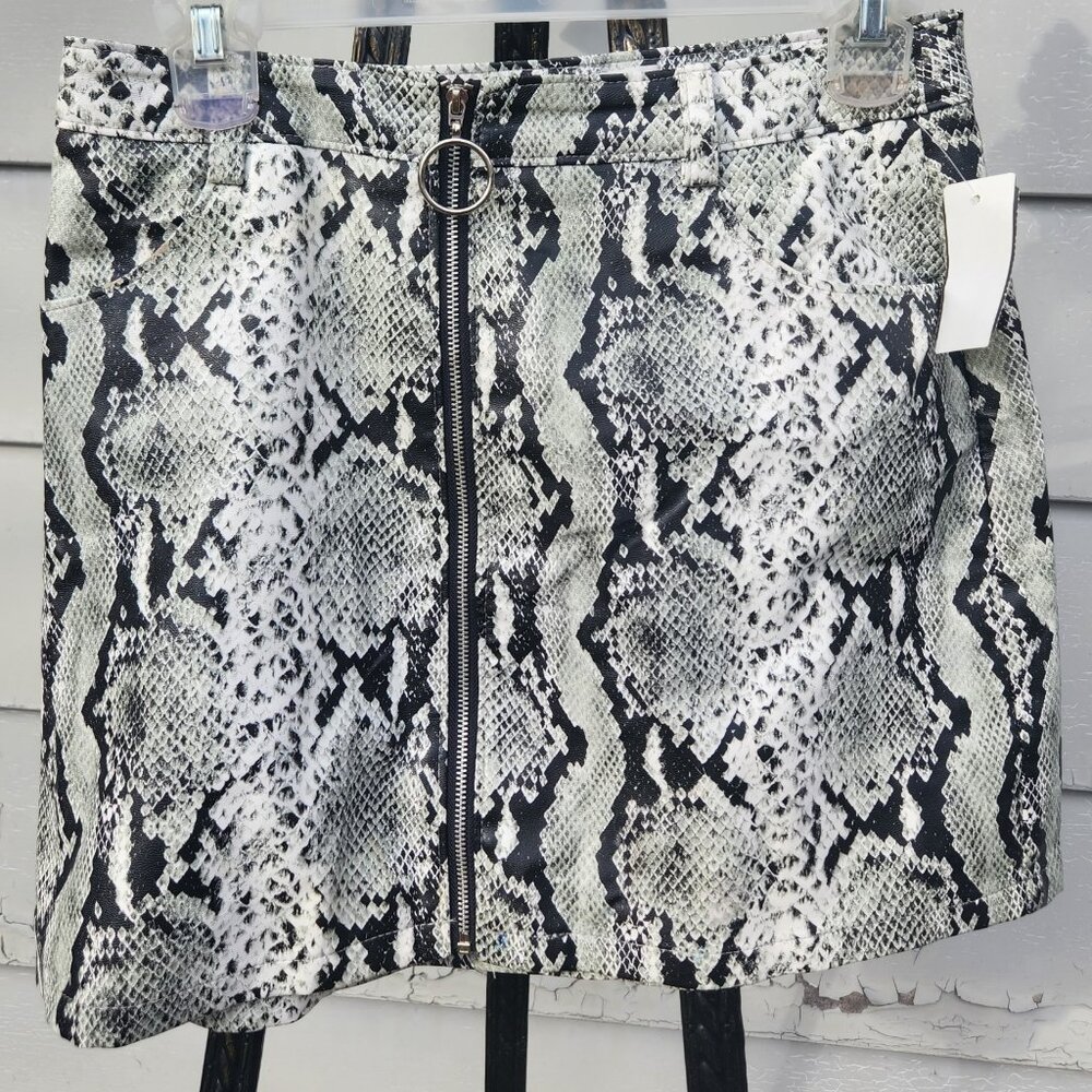 Sexy little Wild Honey - faux leather snake skin skirtwith front zipper & pocket